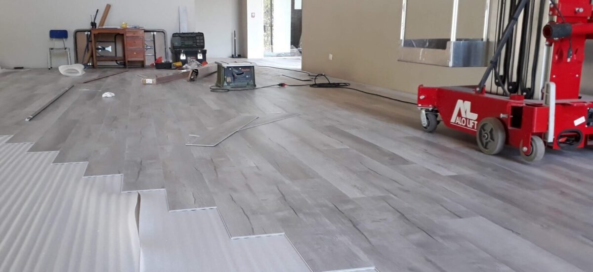 Instalación de Piso Laminado Gris